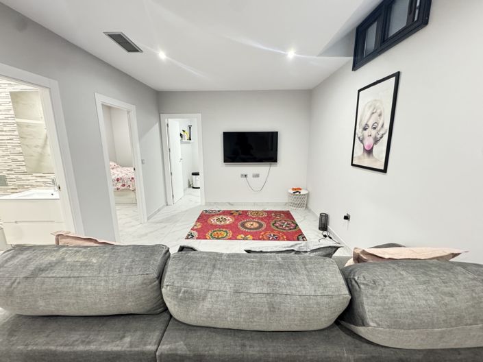 Image No.15-5 Bed Property for sale