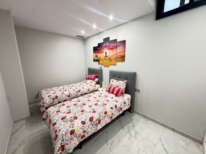 Image No.16-5 Bed Property for sale