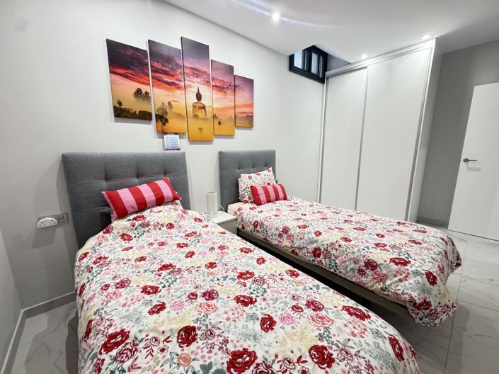 Image No.17-5 Bed Property for sale