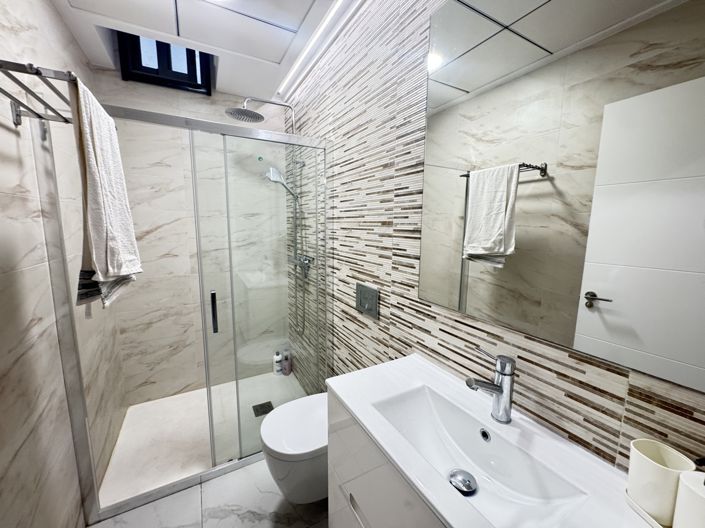 Image No.18-5 Bed Property for sale