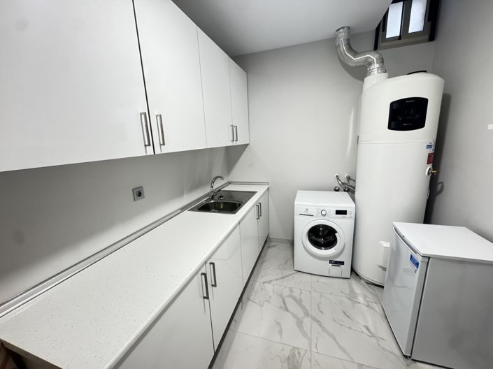 Image No.22-5 Bed Property for sale