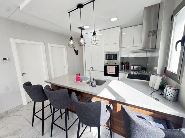 Image No.5-5 Bed Property for sale