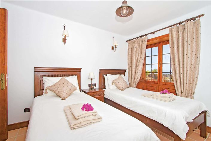 Image No.9-5 Bed House for sale