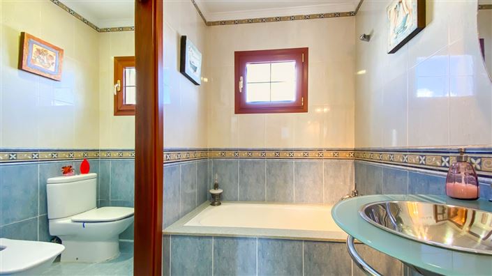 Image No.19-3 Bed House for sale