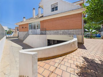 9678brightandpracticalfamilyhomeclosetothemar