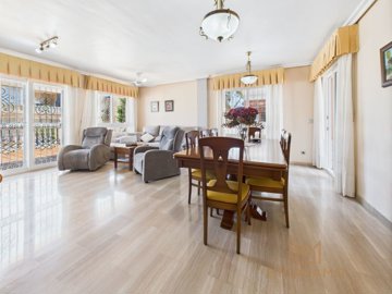 9678brightandpracticalfamilyhomeclosetothemar