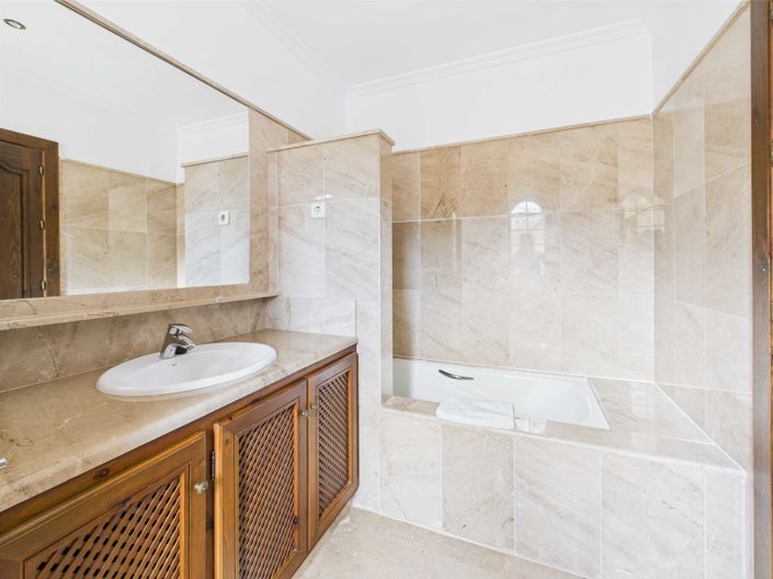 Image No.13-2 Bed Townhouse for sale