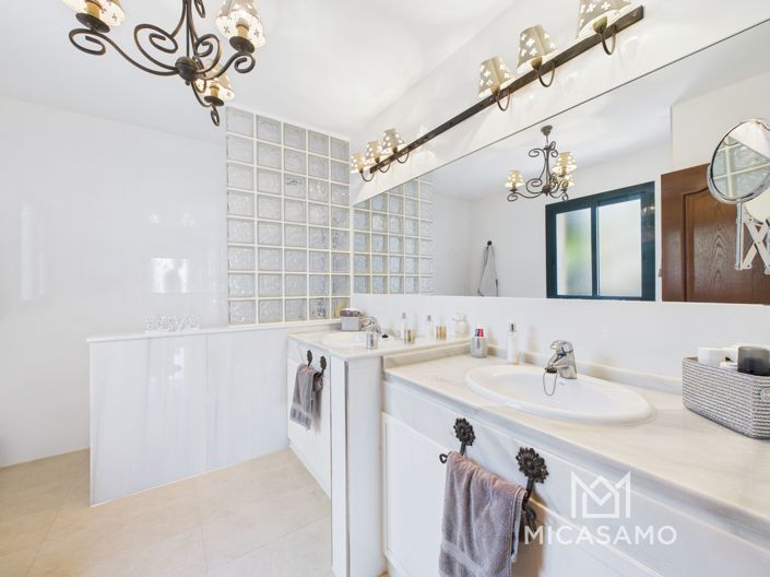 Image No.37-5 Bed Villa for sale