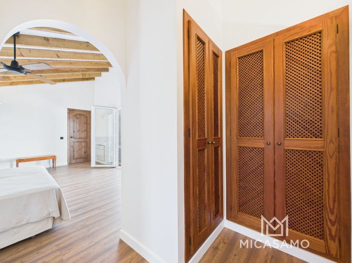 Image No.10-7 Bed Villa for sale