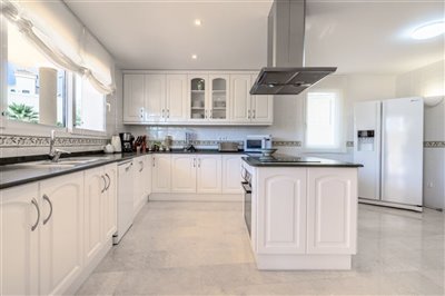 595centrallylocated4bedroomvillainlamangaclub