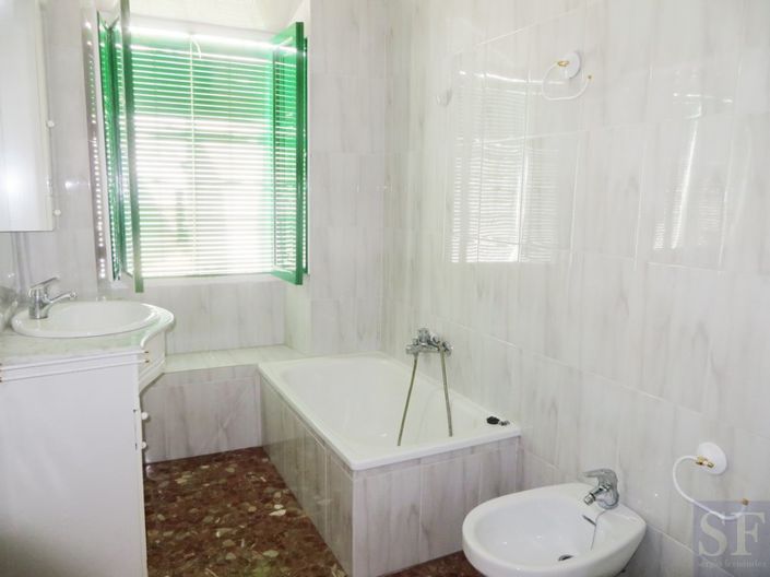 Image No.5-6 Bed Townhouse for sale