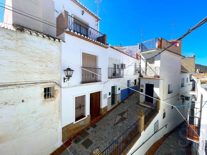 Image No.17-4 Bed Townhouse for sale