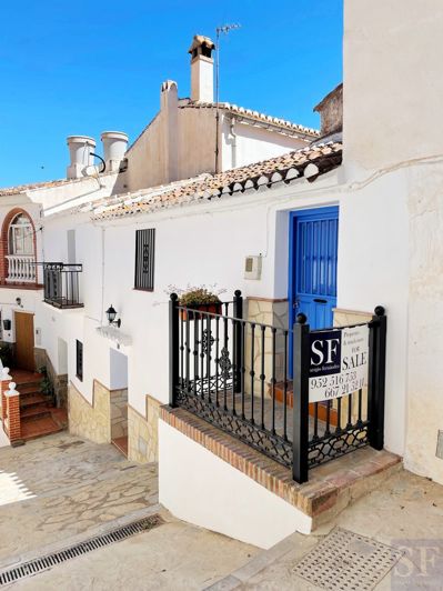 Image No.17-2 Bed Townhouse for sale