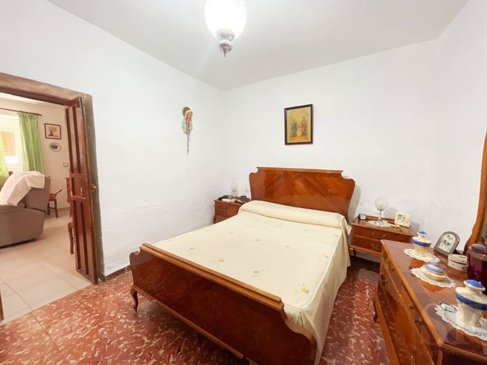 Image No.17-4 Bed Townhouse for sale