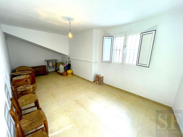 Image No.13-4 Bed Townhouse for sale