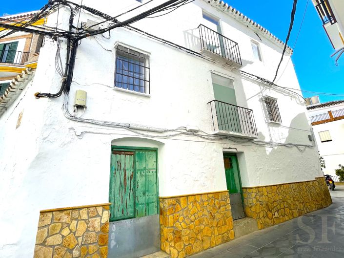 Image No.1-7 Bed Townhouse for sale