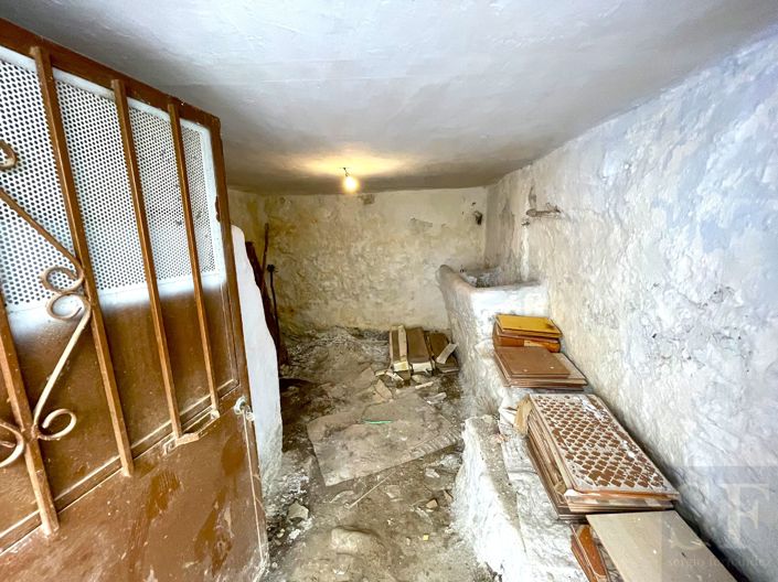 Image No.17-5 Bed Townhouse for sale