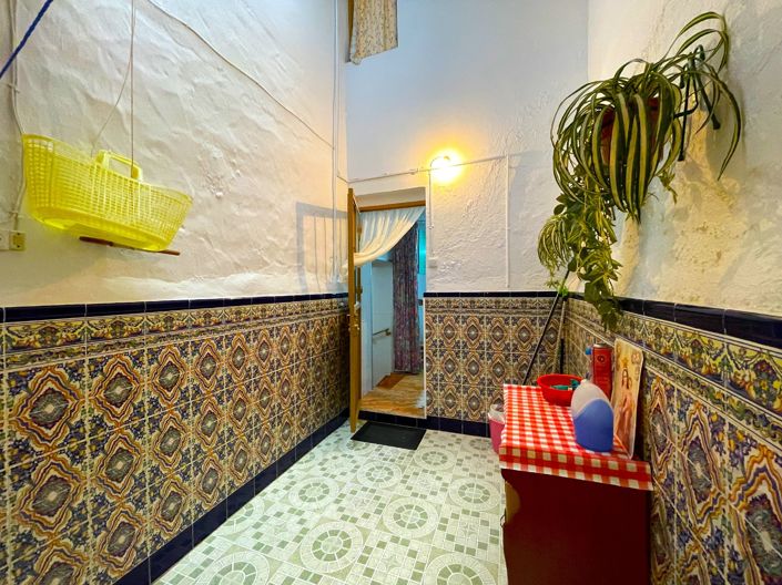 Image No.12-5 Bed Townhouse for sale