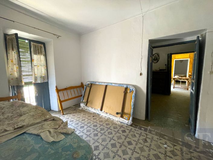 Image No.10-18 Bed Townhouse for sale