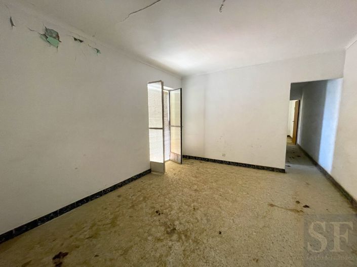 Image No.13-18 Bed Townhouse for sale