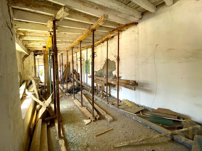 Image No.15-18 Bed Townhouse for sale