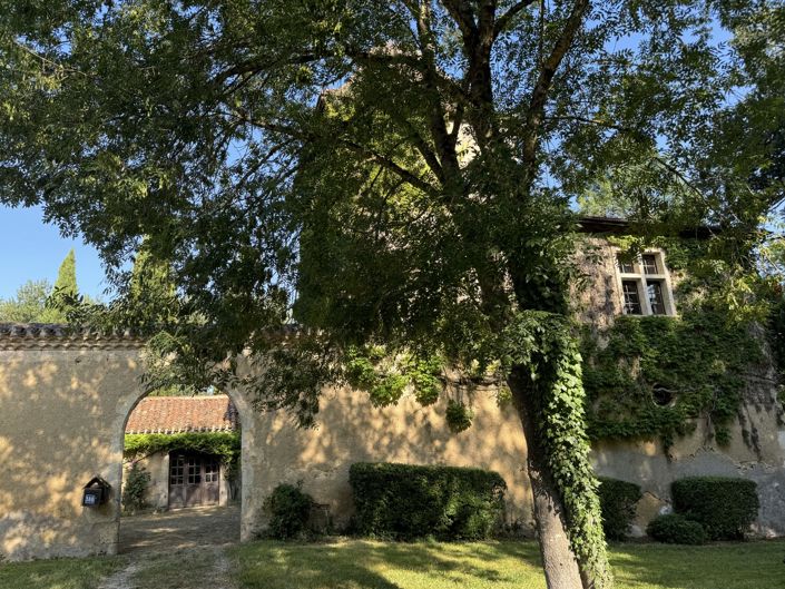 Image No.2-5 Bed Property for sale