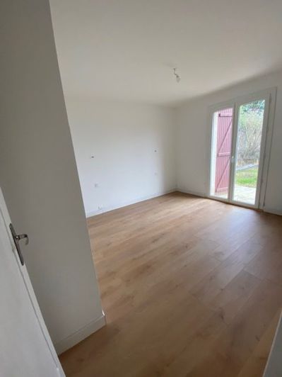 Image No.17-5 Bed House for sale