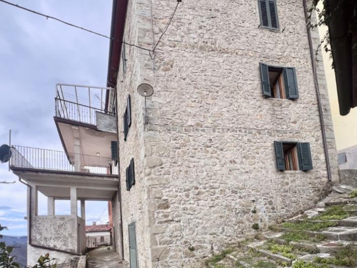 Image No.25-4 Bed Village House for sale