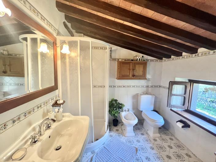 Image No.40-5 Bed Farmhouse for sale