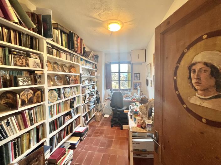 Image No.37-5 Bed Farmhouse for sale