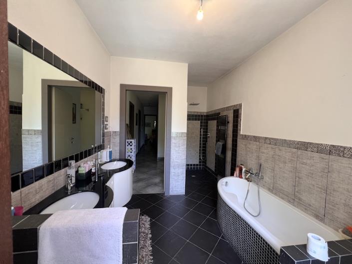 Image No.10-3 Bed House for sale