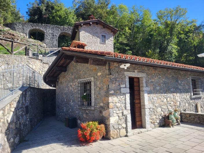 Image No.22-7 Bed Country Property for sale