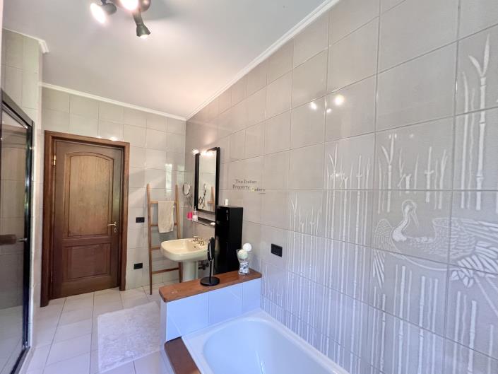 Image No.12-6 Bed Villa for sale