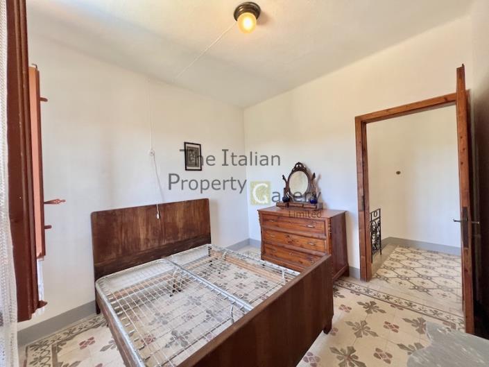 Image No.20-5 Bed House for sale