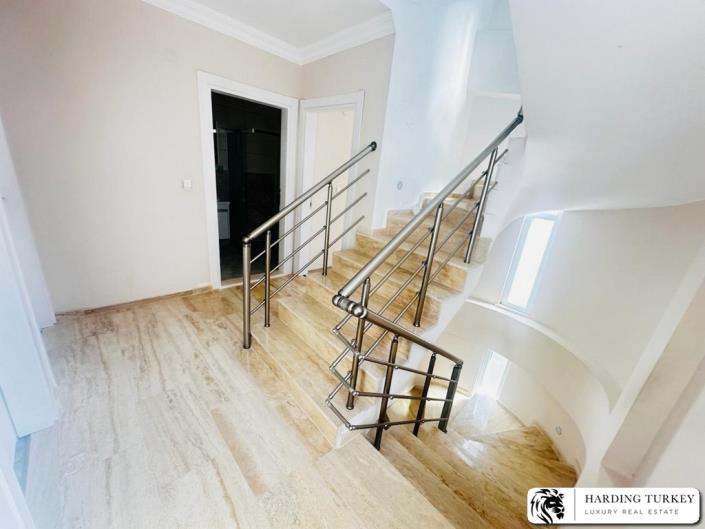 Image No.3-4 Bed Semi-Detached for sale