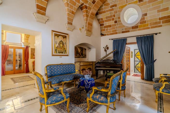 Image No.3-7 Bed Hotel for sale