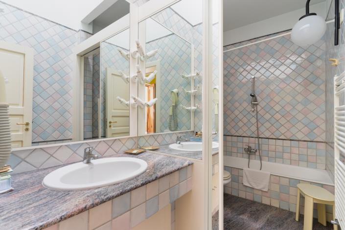 Image No.31-7 Bed Hotel for sale