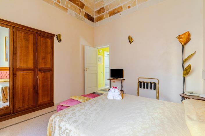 Image No.33-7 Bed Hotel for sale