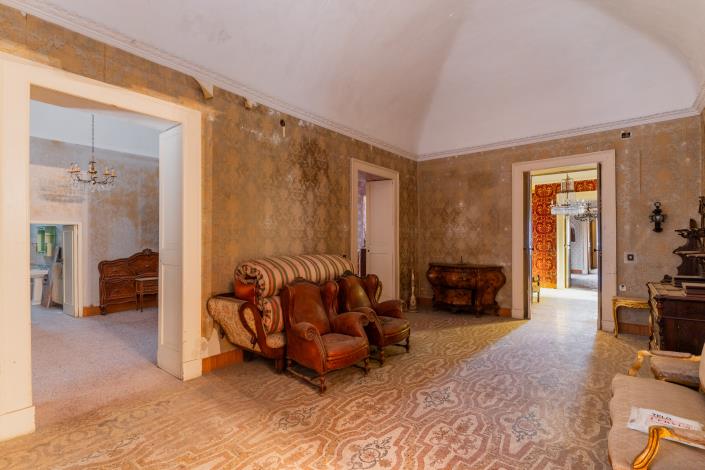 Image No.8-8 Bed Mansion for sale