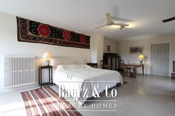 Image No.10-6 Bed Property for sale