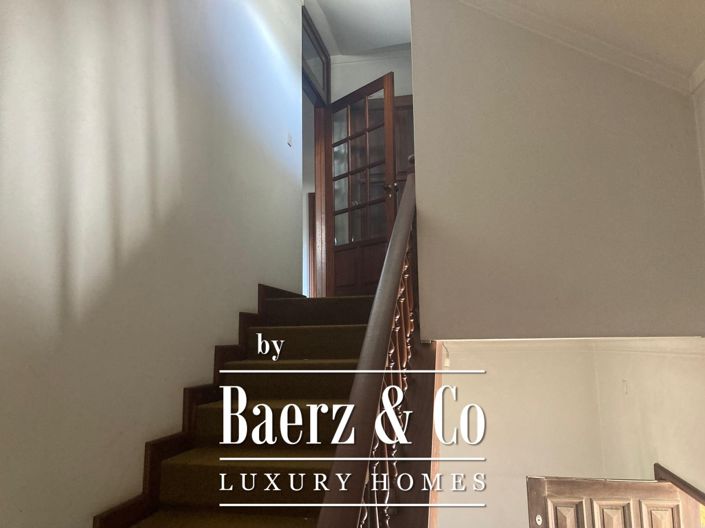 Image No.12-8 Bed Property for sale