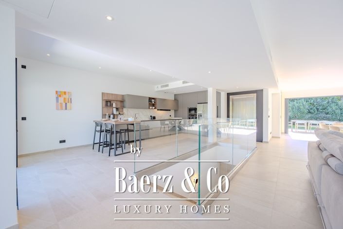 Image No.1-4 Bed Apartment for sale