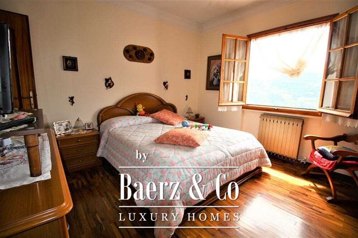 Image No.17-12 Bed Property for sale