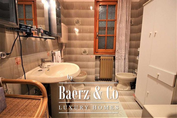 Image No.21-12 Bed Property for sale