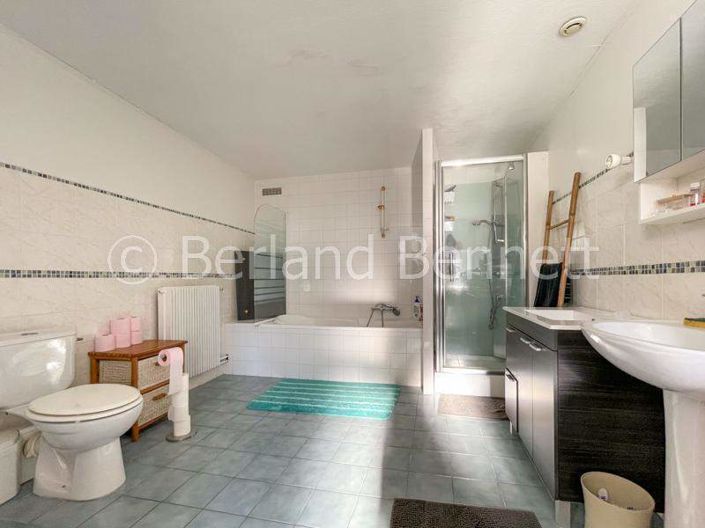 Image No.8-5 Bed House for sale