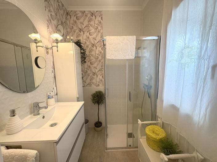 Image No.12-1 Bed Property for sale