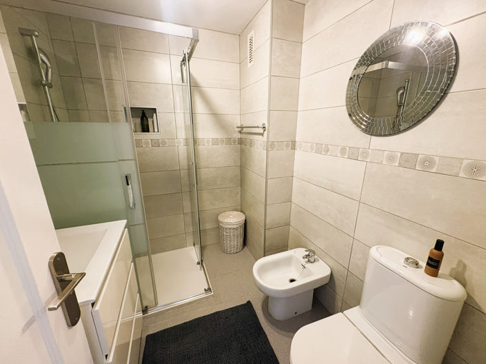 Image No.17-2 Bed Property for sale