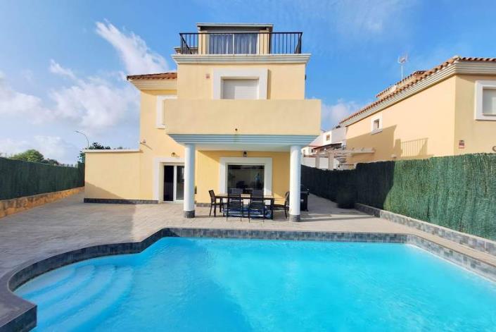 Image No.1-4 Bed Villa / Detached for sale