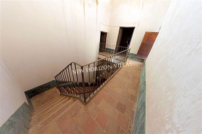 Image No.1-4 Bed Property for sale