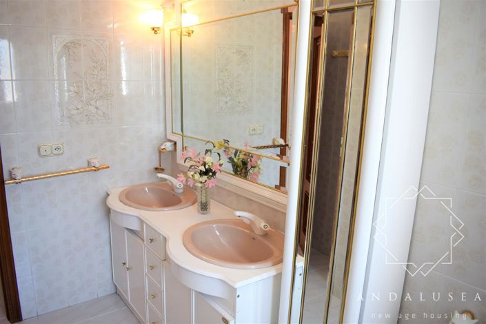 Image No.35-4 Bed Property for sale